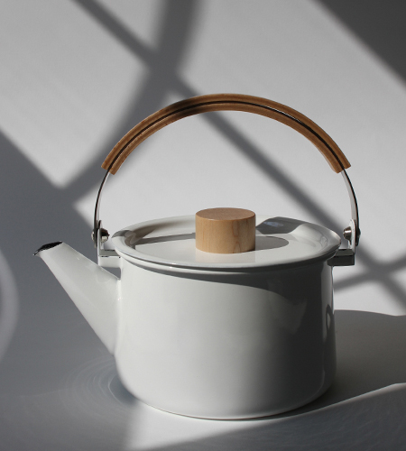 Enamel kettle by Makoto Koizumi for Kaico | NYC Hotspot Find: Brook Farm General Store | meltingbutter.com